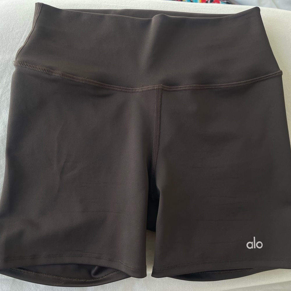 Alo Yoga shorts 5 inches